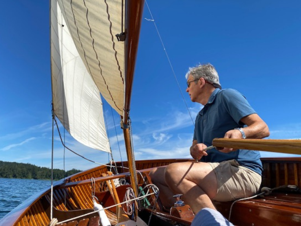 Tony Cond navigue à bord du Rufus par beau temps.