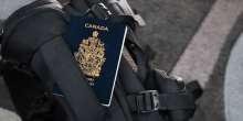 Passeport canadien avec bagages.