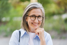 Femme âgée et cerveau illustré sur fond gris.