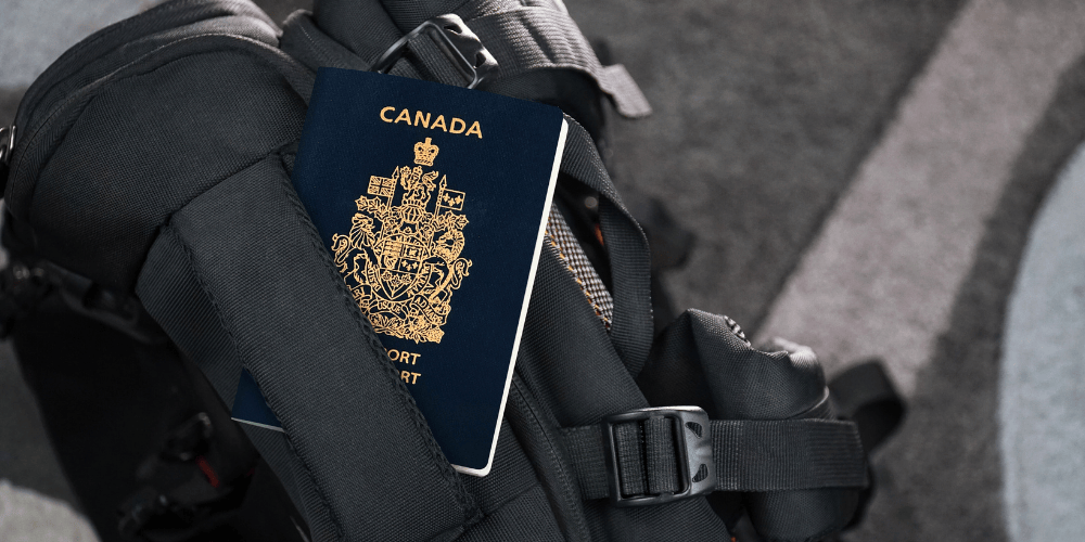 Passeport canadien avec bagages.