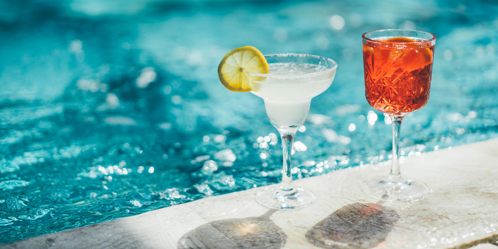 Cocktails d’été près d’une piscine.